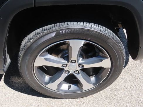 Used 2023 Jeep Grand Cherokee Limited w/ Luxury Tech Group II AWD/4WD image 17