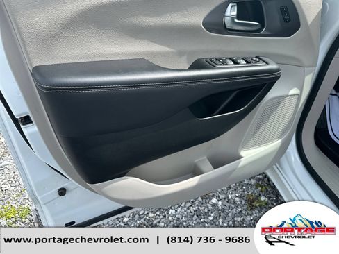 Used 2023 Chrysler Pacifica Touring-L FWD image 11