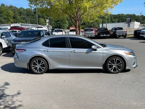 Used 2020 Toyota Camry SE FWD image 8
