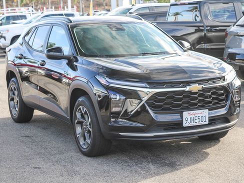 Used 2024 Chevrolet Trax LT w/ Driver Confidence Package FWD image 3