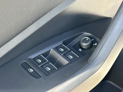 Used 2022 Volkswagen Jetta SE w/ Panoramic Sunroof Package image 17