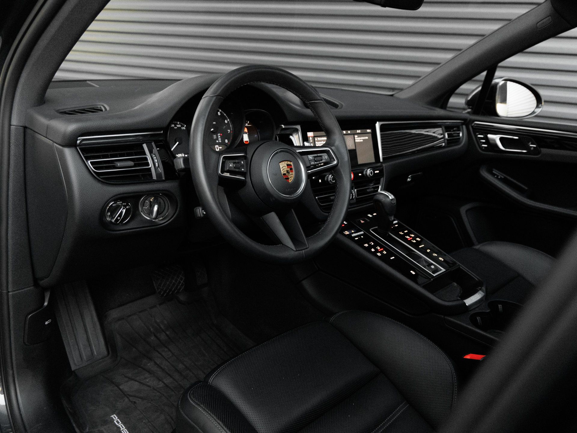 Certified 2026 Porsche Macan AWD/4WD image 4