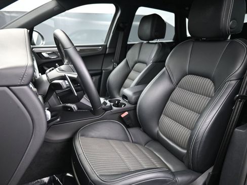 Certified 2024 Porsche Macan Turbo image 5