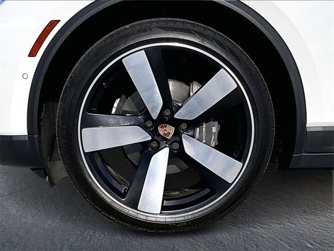 Used 2024 Porsche Macan 4 Electric image 11