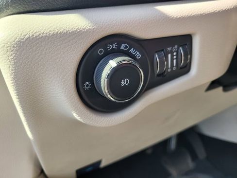 Used 2023 Chrysler Pacifica Touring-L image 19