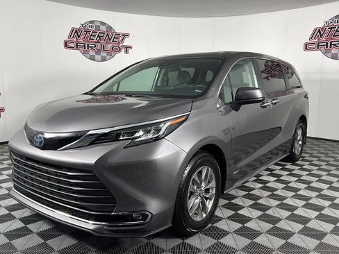 Used 2021 Toyota Sienna XLE image 3