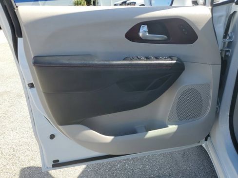 Used 2020 Chrysler Pacifica Limited image 23