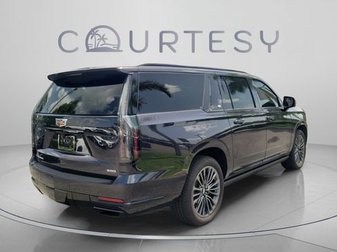Used 2025 Cadillac Escalade ESV Sport Platinum AWD/4WD image 3