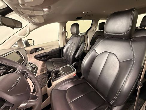 Used 2023 Chrysler Pacifica Touring-L FWD image 46