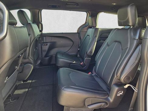 New 2027 Chrysler Pacifica Select FWD image 15