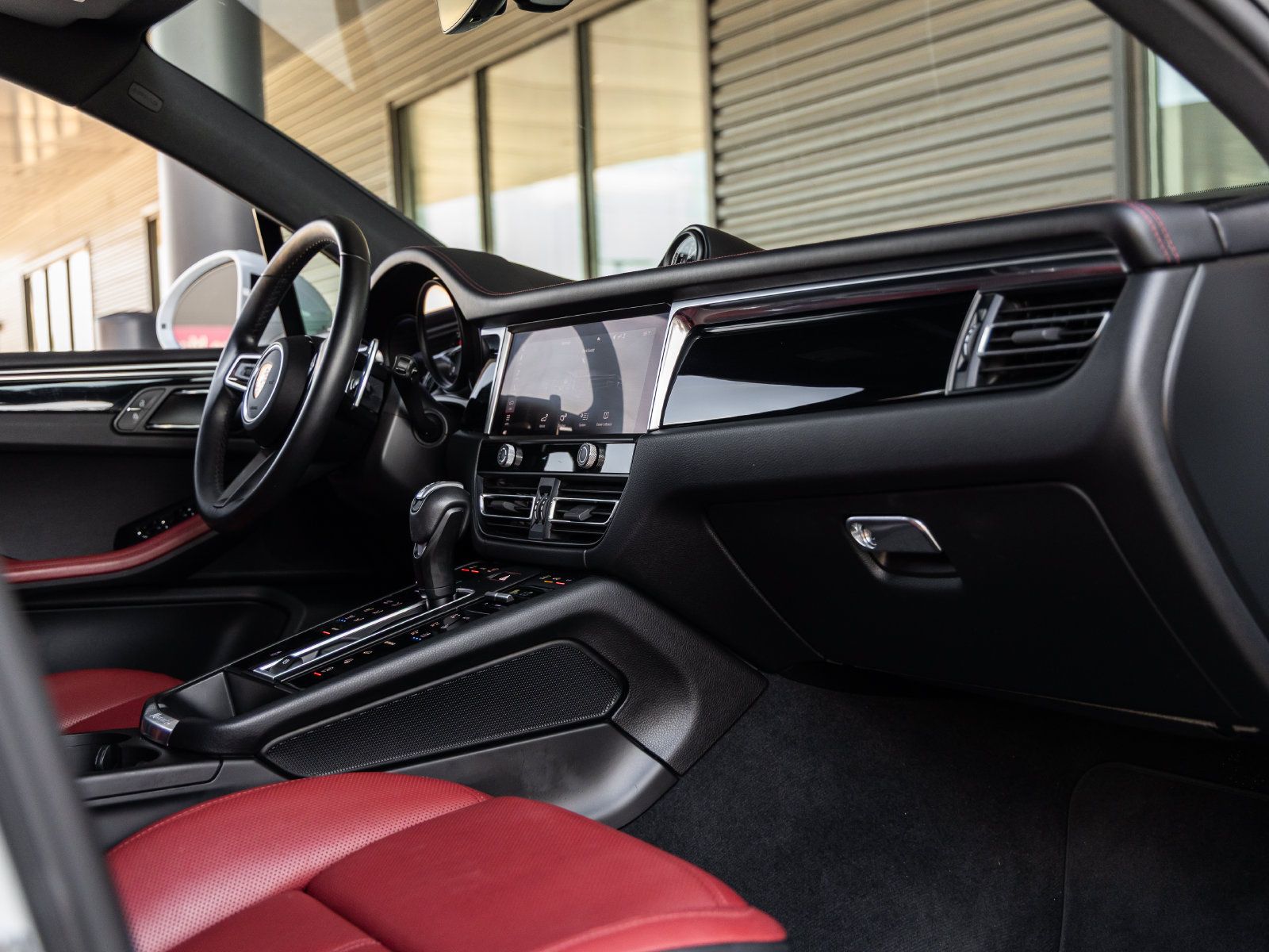 Certified 2023 Porsche Macan AWD/4WD image 47
