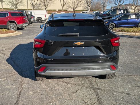 Used 2025 Chevrolet Trax LT w/ LT Convenience Package image 8