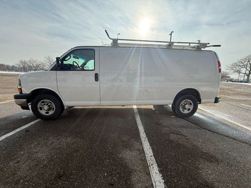Used 2017 Chevrolet Express 3500 Extended image 1