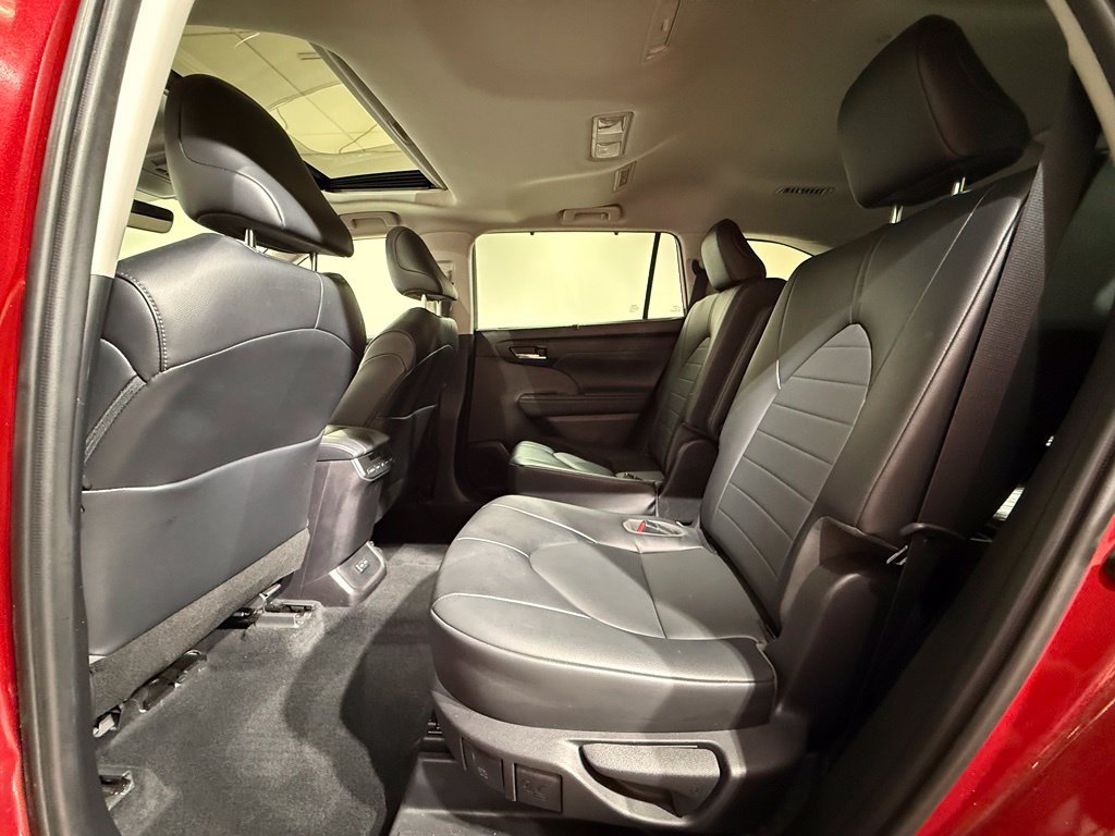 Used 2022 Toyota Highlander XLE AWD/4WD image 20