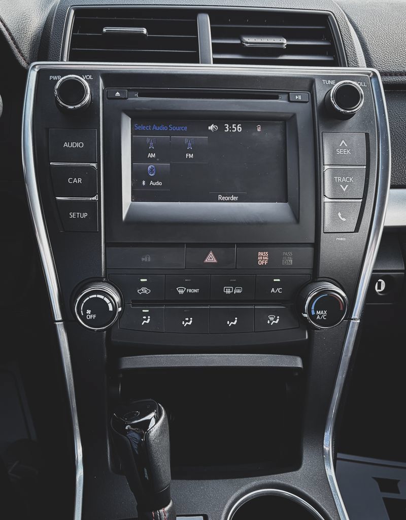Used 2015 Toyota Camry SE FWD image 13