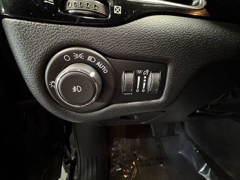 Used 2020 Jeep Cherokee Latitude Plus AWD/4WD image 22