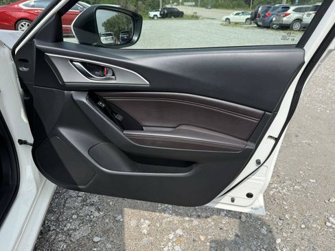 Used 2018 MAZDA MAZDA3 Touring FWD image 14
