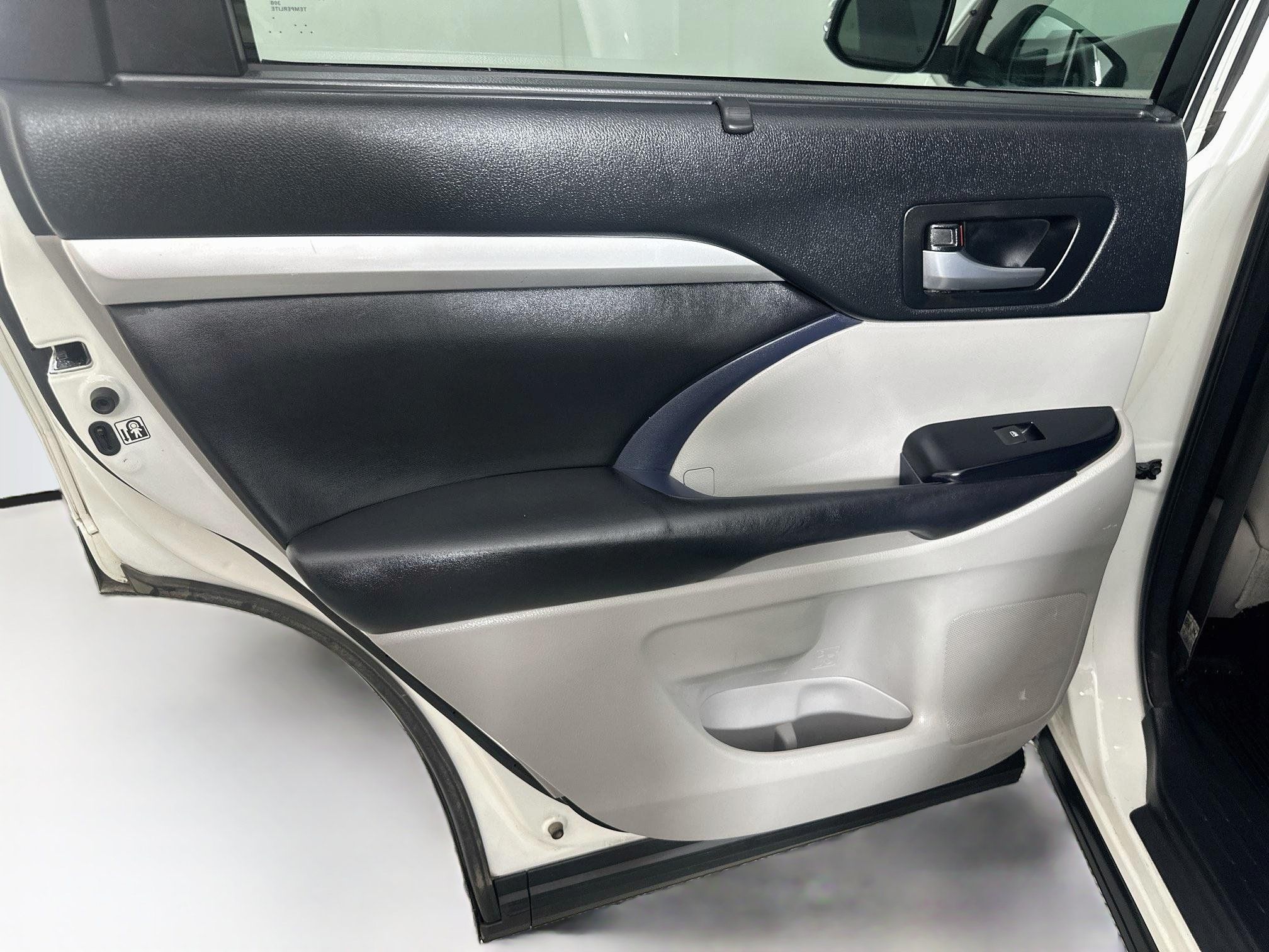 Used 2018 Toyota Highlander XLE AWD/4WD image 27