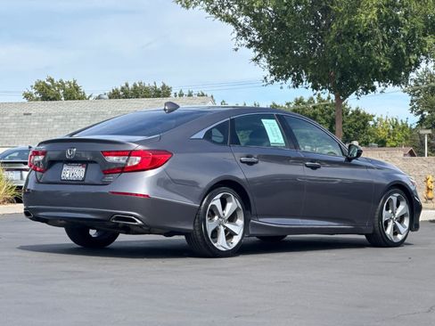 Used 2018 Honda Accord Touring image 2
