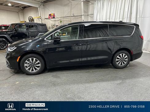 Used 2024 Chrysler Pacifica Limited FWD image 5