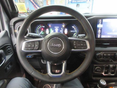 Used 2024 Jeep Wrangler Unlimited Sahara w/ Technology Group AWD/4WD image 16