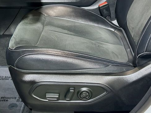 Used 2024 Jeep Grand Cherokee L Laredo RWD image 16
