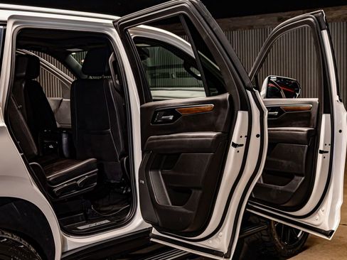 Used 2025 Chevrolet Tahoe High Country image 28