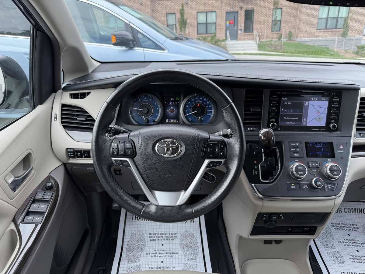 Used 2018 Toyota Sienna XLE Premium FWD image 14