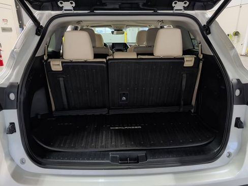 Used 2021 Toyota Highlander XLE image 15