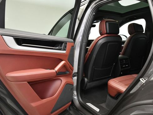 Certified 2025 Porsche Cayenne image 46
