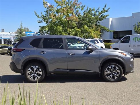 Used 2023 Nissan Rogue SV image 3