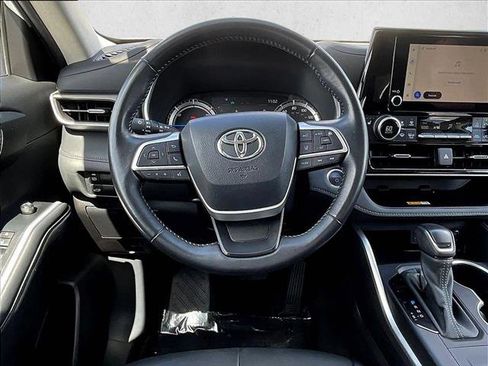 Used 2024 Toyota Highlander XLE FWD image 7