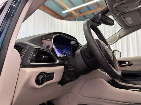Used 2024 Chrysler Pacifica Limited FWD image 16