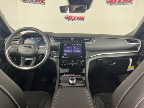 New 2025 Jeep Grand Cherokee Laredo image 13