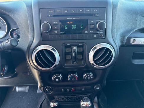 Used 2016 Jeep Wrangler Unlimited Sahara w/ Connectivity Group image 7