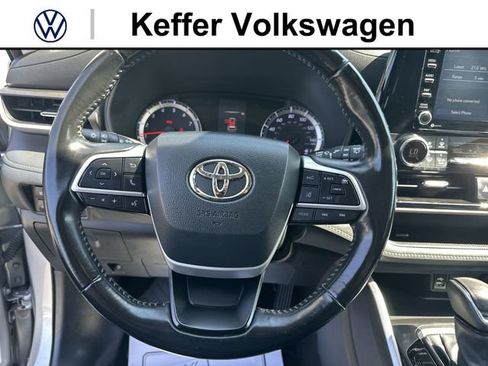Used 2022 Toyota Highlander LE FWD image 16
