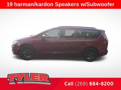 Used 2023 Chrysler Pacifica Limited w/ Uconnect Theater Family Group FWD image 4