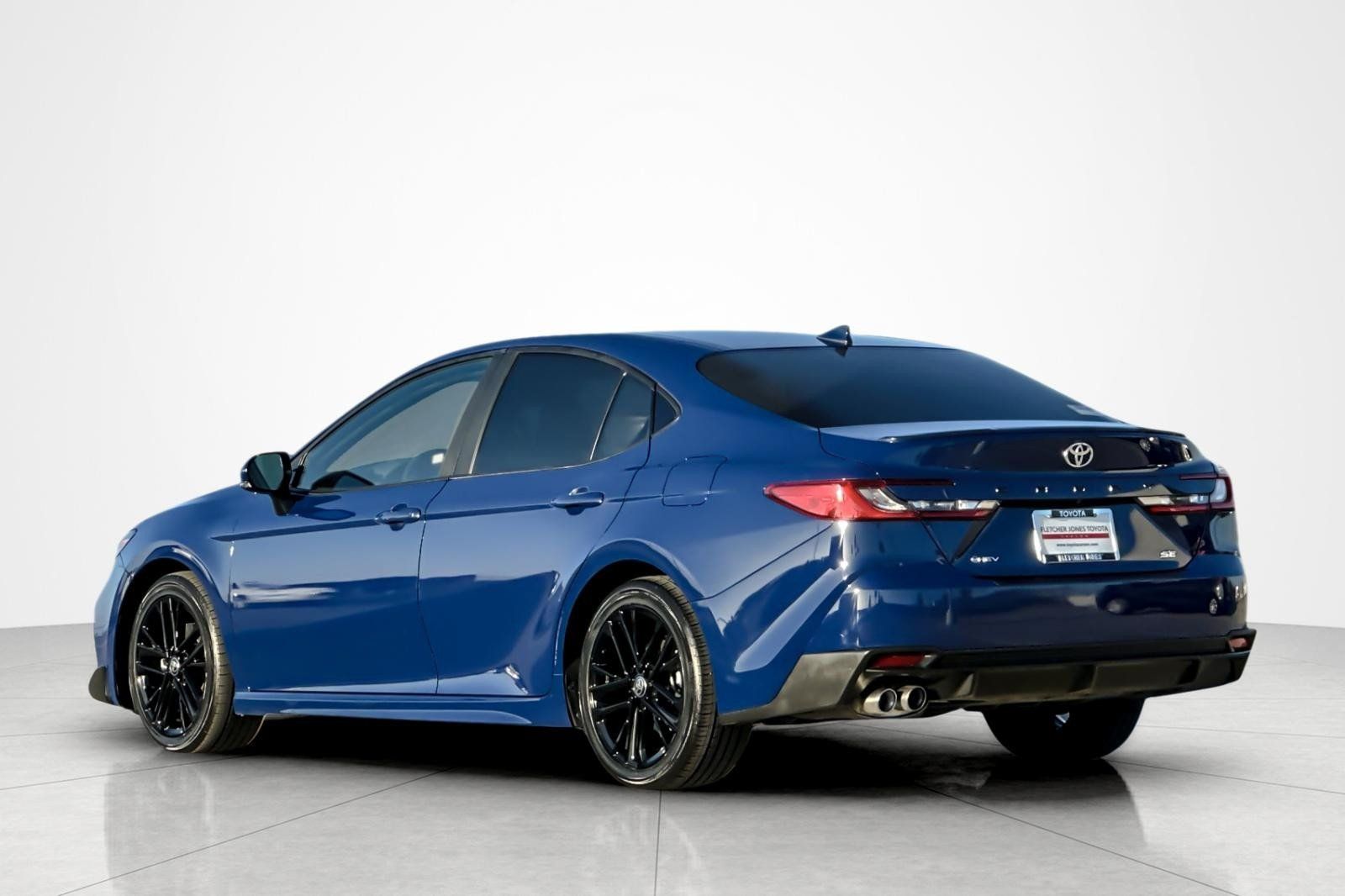 Used 2025 Toyota Camry SE w/ Convenience Package FWD image 3