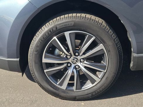 Used 2021 Toyota Venza LE image 10