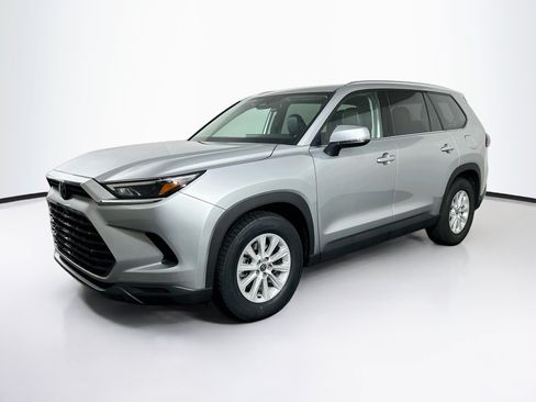 Used 2025 Toyota Grand Highlander AWD image 3