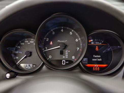 Certified 2023 Porsche Macan Turbo AWD/4WD image 25