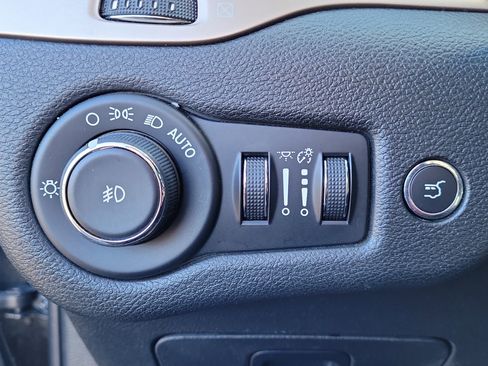 Used 2018 Jeep Cherokee Limited image 22