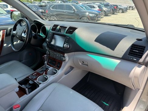 Used 2012 Toyota Highlander Limited w/ Tow Pkg AWD/4WD image 26