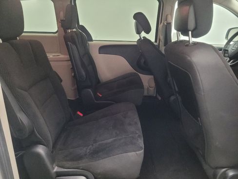 Used 2019 Dodge Grand Caravan SE w/ UConnect Hands-Free Group FWD image 19
