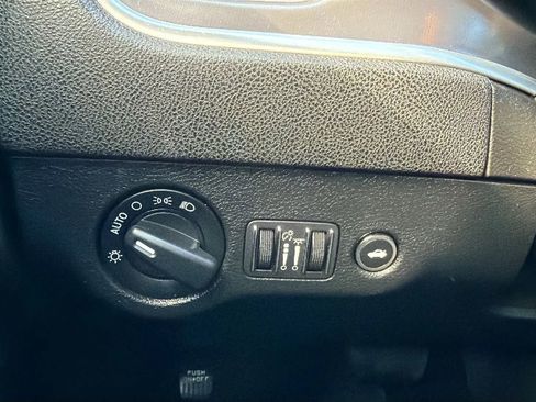 Used 2019 Dodge Charger SXT RWD image 14