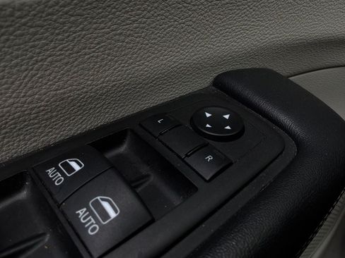 Used 2023 Chrysler Pacifica Touring-L FWD image 27