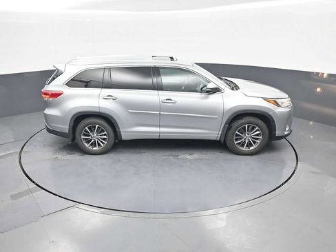 Used 2017 Toyota Highlander XLE AWD/4WD image 38