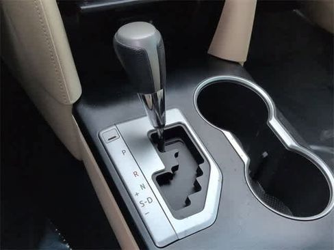 Used 2014 Toyota Camry L image 32