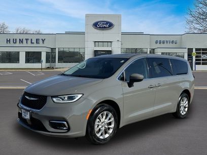 Used 2023 Chrysler Pacifica Touring-L w/ Uconnect Theater Family Group