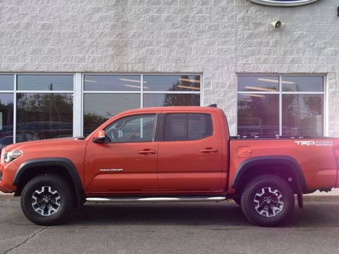 Used 2018 Toyota Tacoma TRD Off-Road w/ Technology Package AWD/4WD image 2